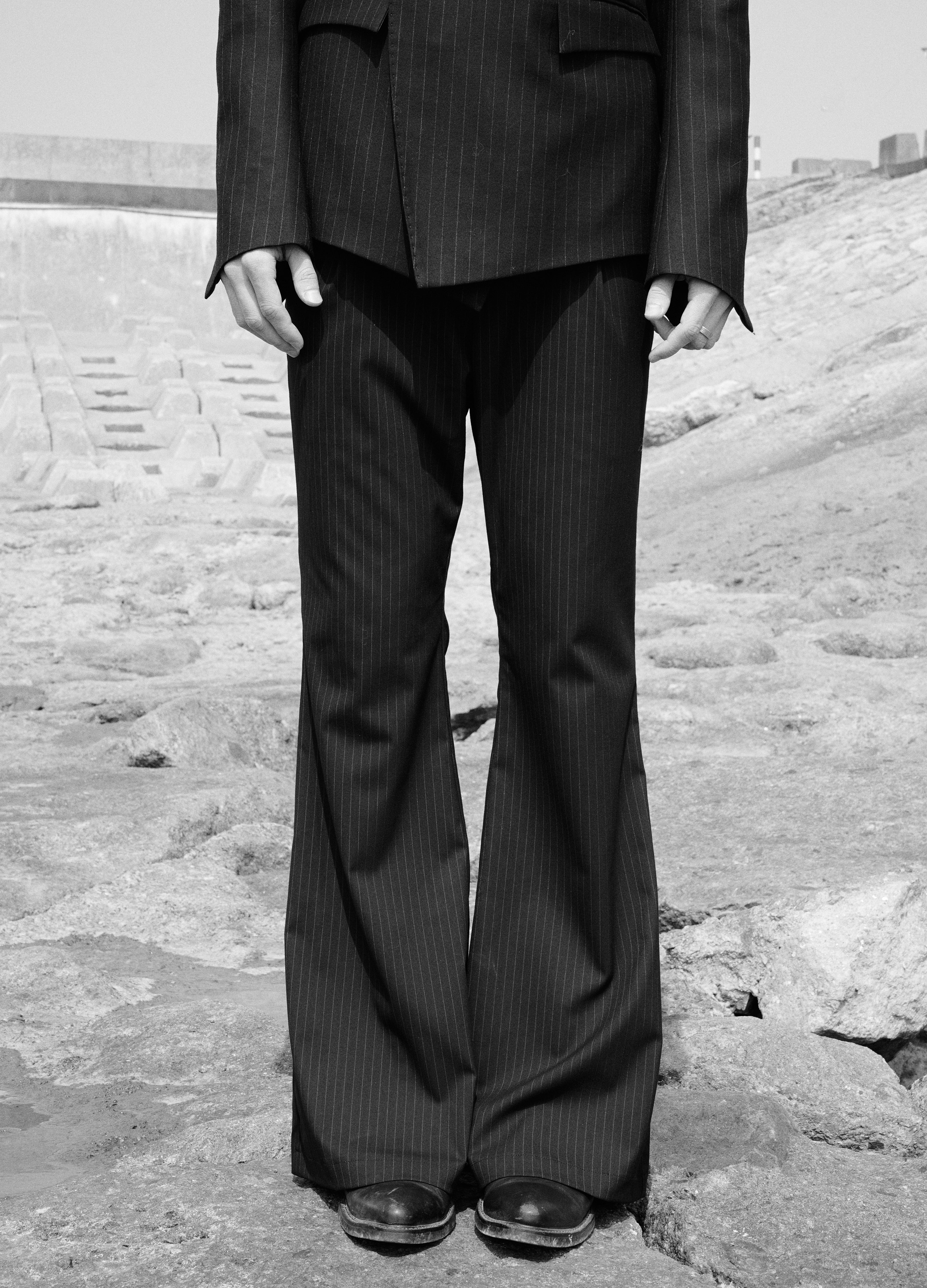 25SS BLADE PLEATED STRIPE TROUSERS