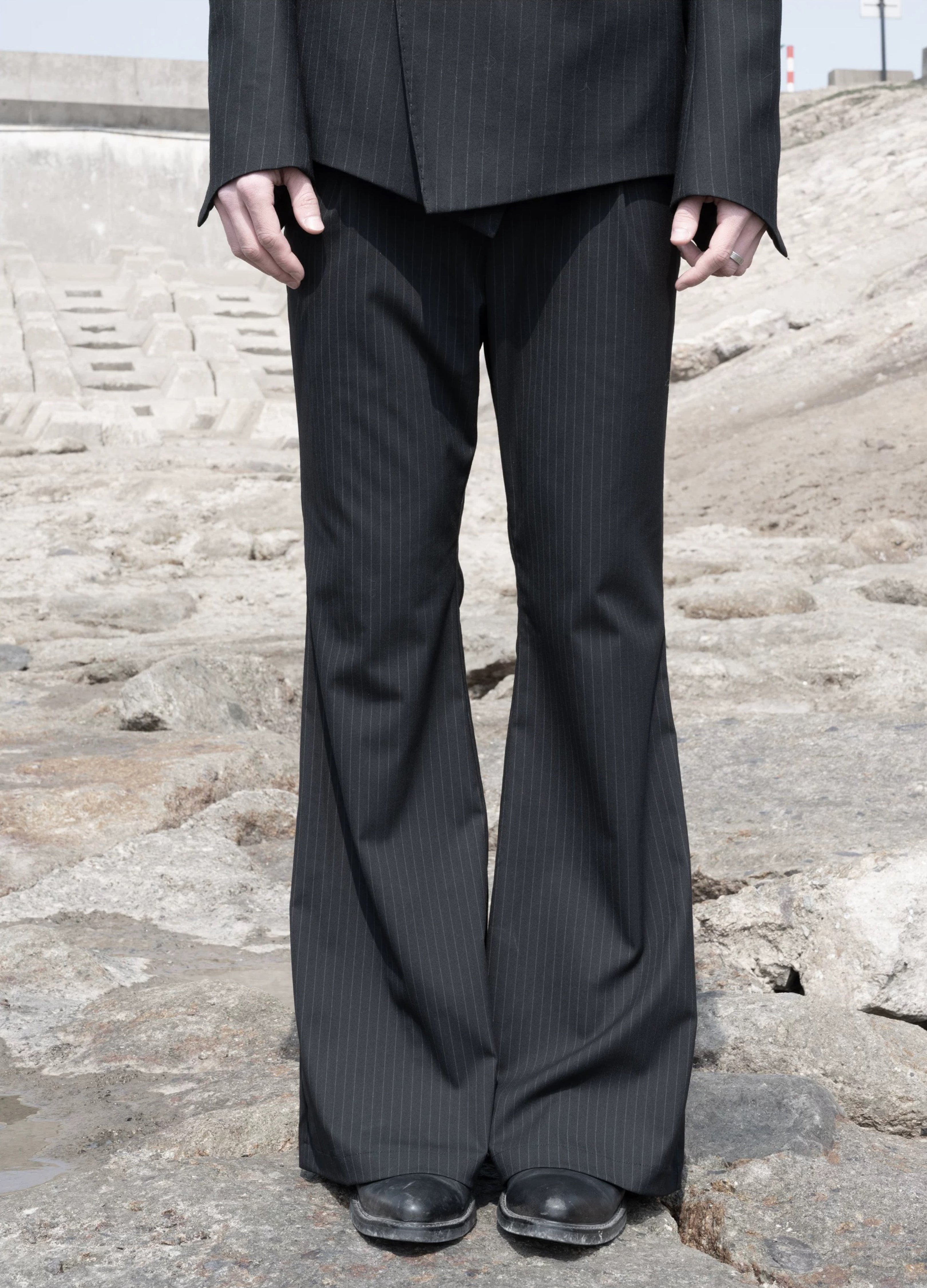 25SS BLADE PLEATED STRIPE TROUSERS