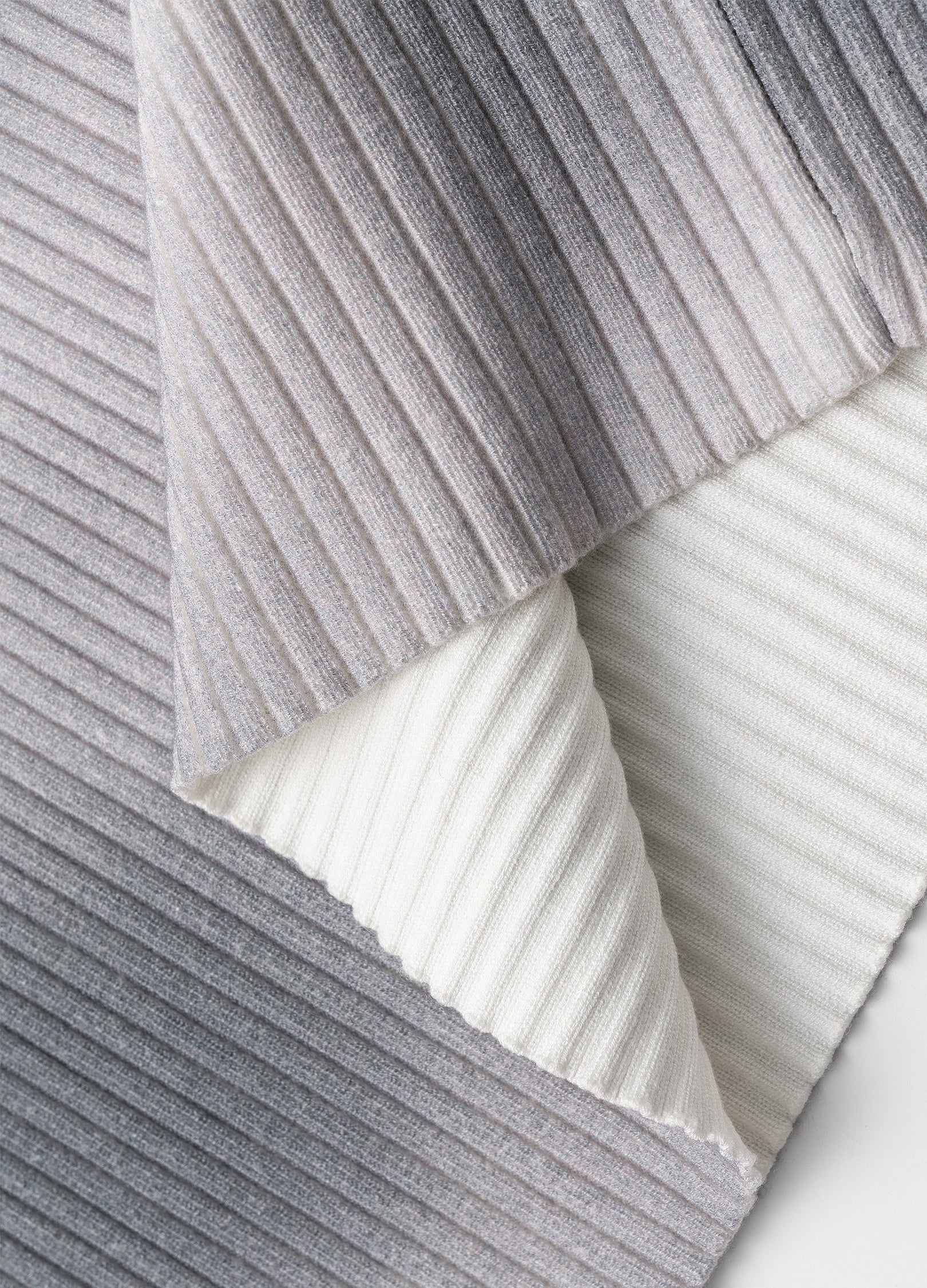 22FW Ashen Embrace Logo Knitted Sweater